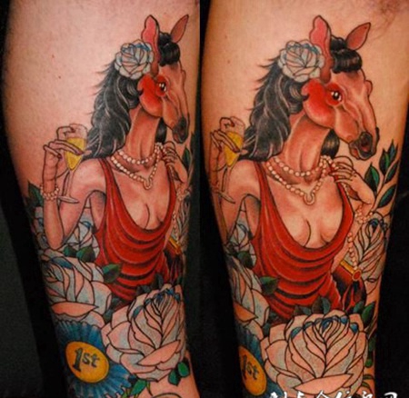 大臂上玫瑰花中的马面美女纹身图案