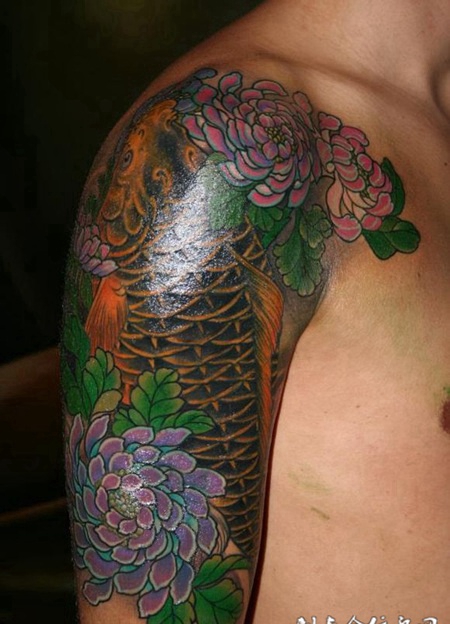 大臂鲤鱼牡丹纹身图案