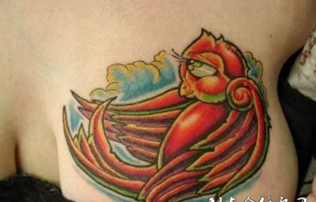 肩膀上的小鸟纹身图案