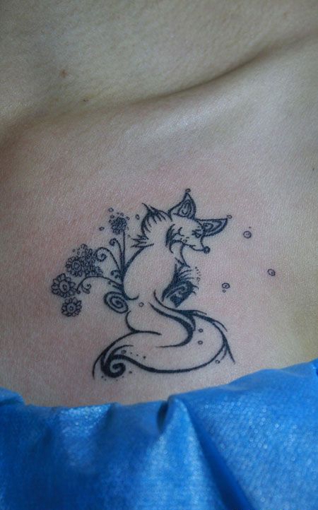 胸部简单的狐狸纹身图案
