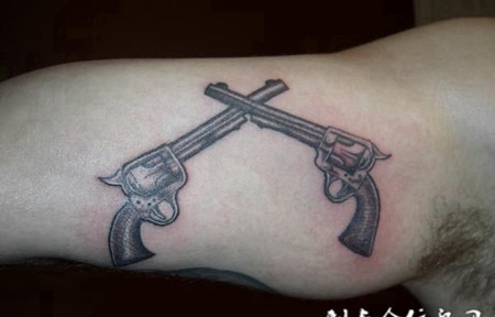 胳膊上的双枪纹身图案