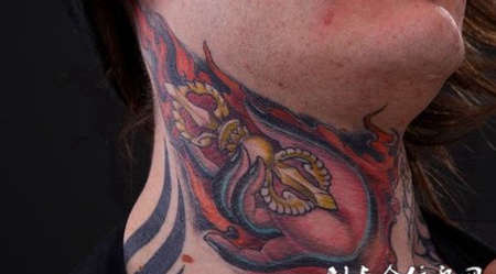 脖子上的佛杵纹身图案