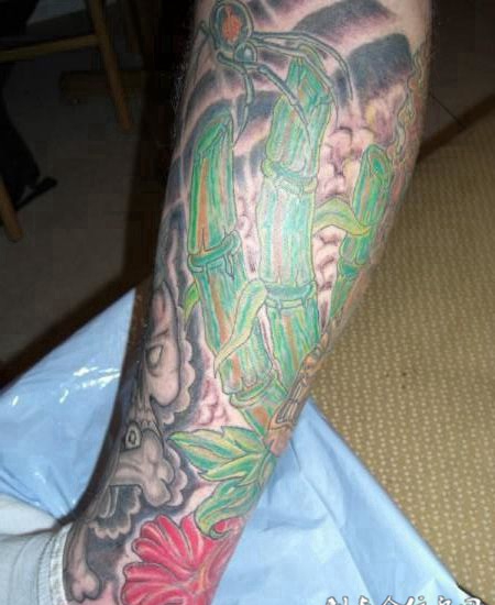 小腿上的蜘蛛竹子纹身图案