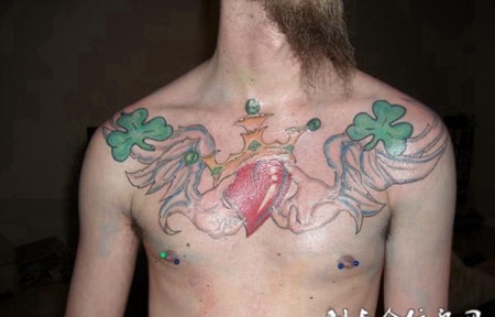 胸前双手托着心的纹身图案