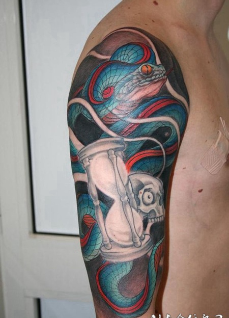 大臂沙漏蛇纹身图案