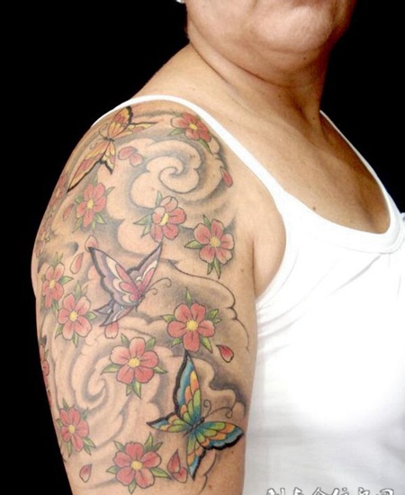 大臂花朵蝴蝶纹身图案
