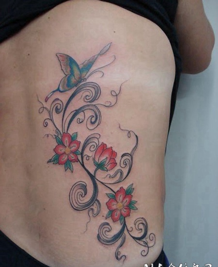 腰侧蝴蝶花藤纹身图案