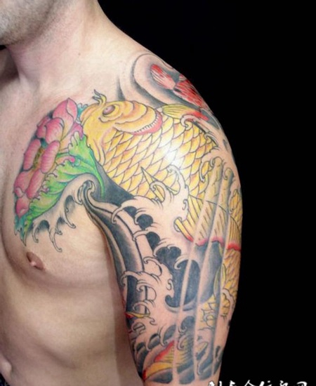 半胛金色鲤鱼莲花纹身图案