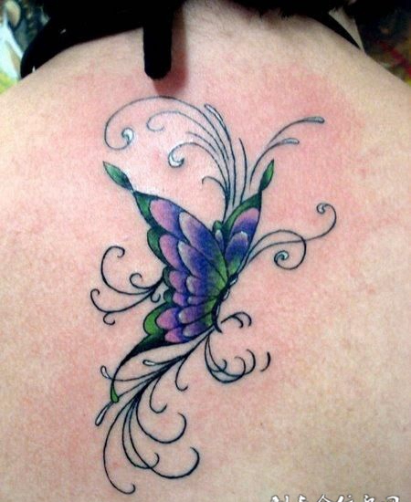 背部紫色蝴蝶纹身图案