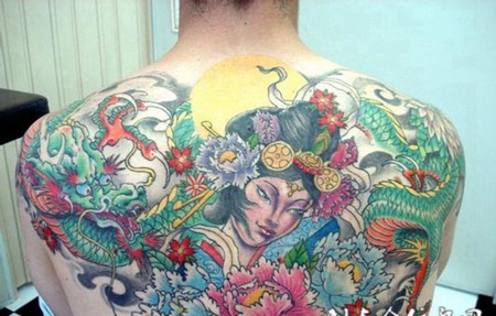后背上的艺妓牡丹龙纹身图案