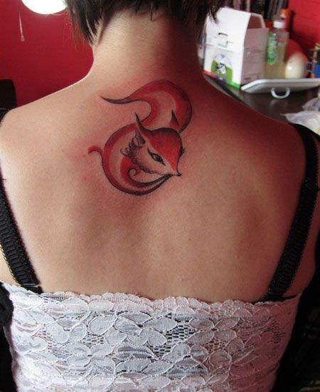 背部红色狐狸纹身图案