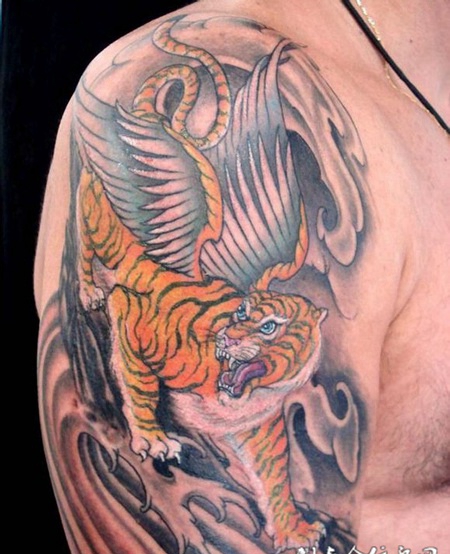 大臂飞天虎纹身图案