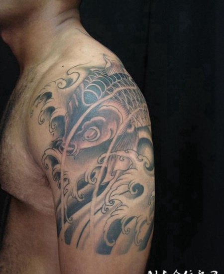 大臂鲤鱼浪花纹身图案