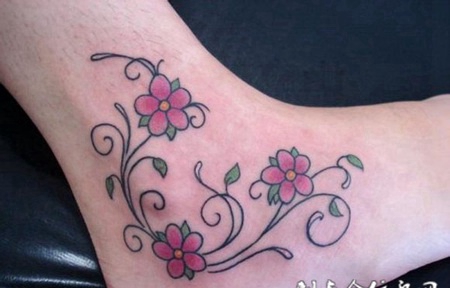 脚踝花藤纹身图案
