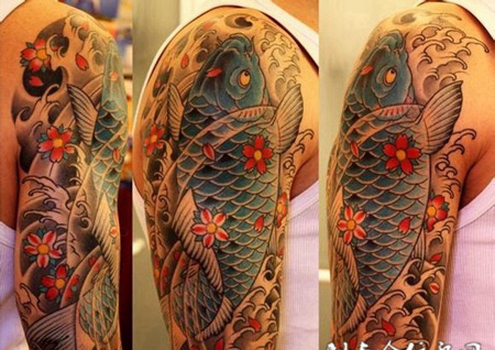 大臂蓝色鲤鱼浪花纹身图案