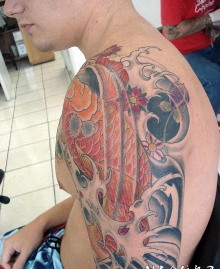 肩膀上的鲤鱼浪花纹身图案