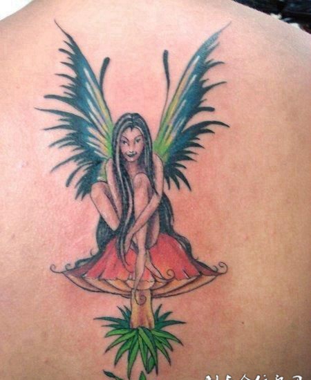 后背上的蘑菇精灵的纹身图案