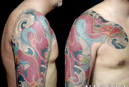 半胛红色巨龙纹身图案