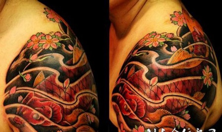 肩膀鲤鱼浪花纹身图案