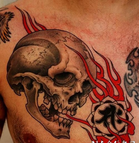 胸前的火焰骷髅纹身图案