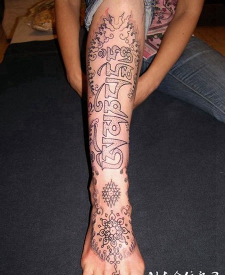 小腿藏文纹身图案