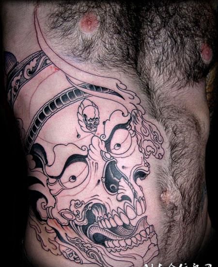 腰侧的嘎巴拉纹身图案