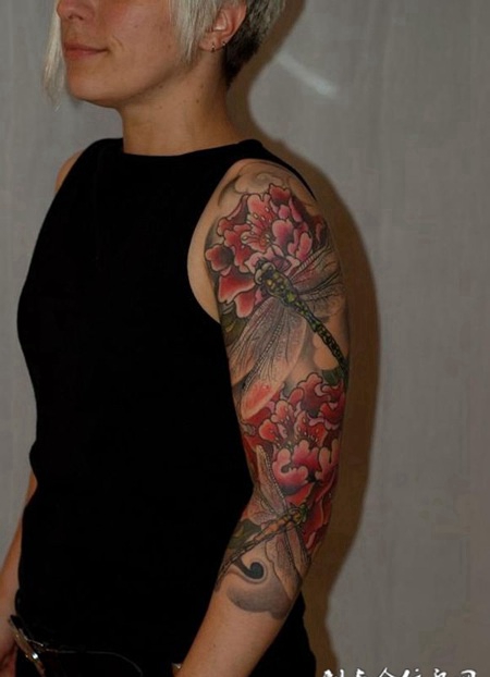大臂牡丹蜻蜓纹身图案