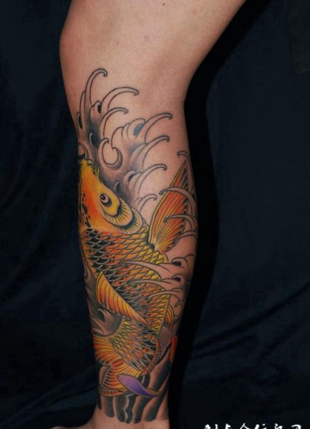 小腿金色鲤鱼纹身图案