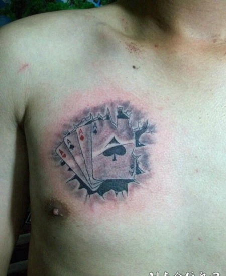 胸前的扑克牌纹身图案