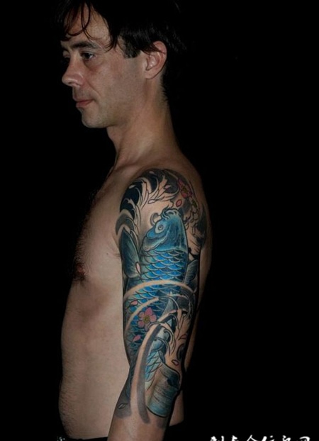 大臂蓝色鲤鱼纹身图案