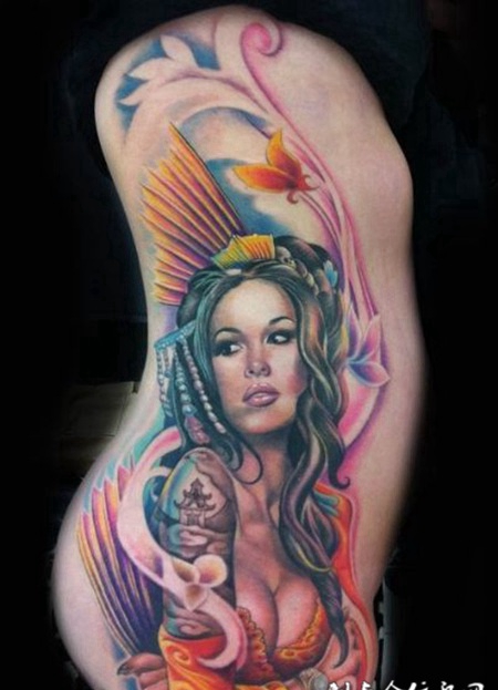 腰侧拿着扇子的美女纹身图案