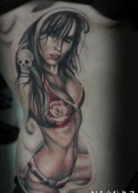 腹部的比基尼美女纹身图案