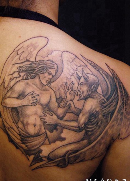 后背上天使与恶魔争斗的纹身图案