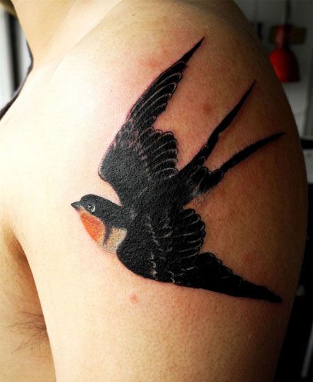 大臂黑色燕子纹身图案