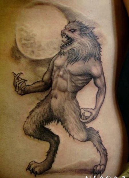 腰侧的狼人纹身图案