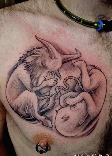 胸前首尾相接的恶魔纹身图案