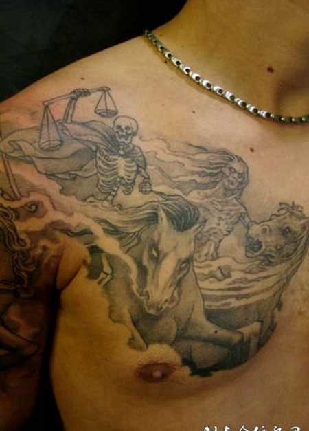 胸前的骷髅与战马纹身图案