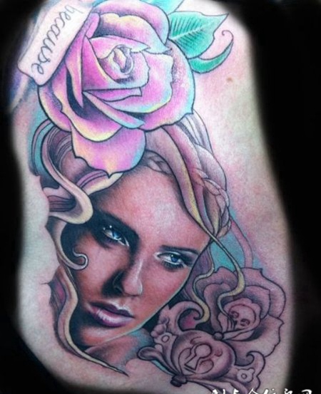 腰侧玫瑰花下的美女纹身图案