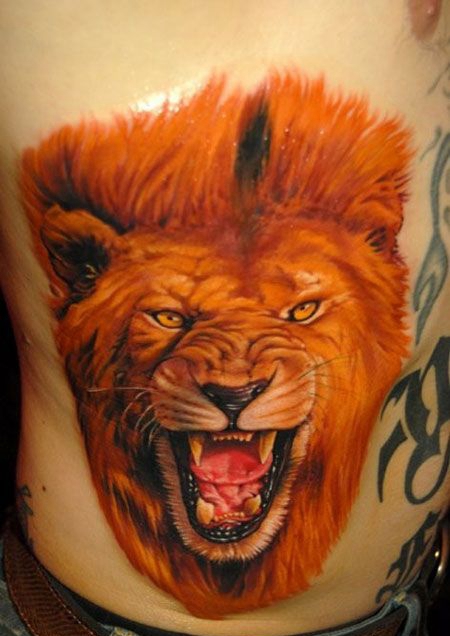 侧腰张嘴的狮子纹身图案
