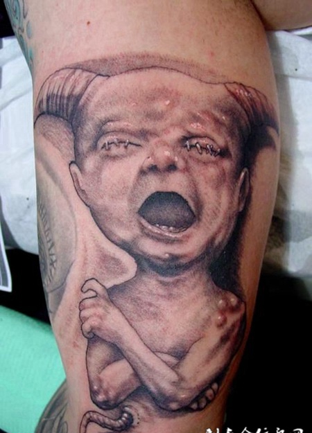 小腿上大哭的小恶魔纹身图案