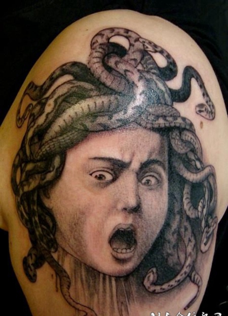 大臂上的蛇发美杜莎纹身图案