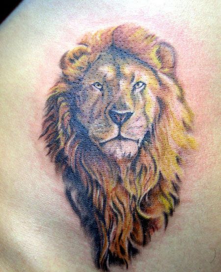 胸前帅气的狮子头纹身图案