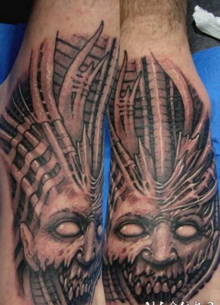 脚面上的恶魔纹身图案