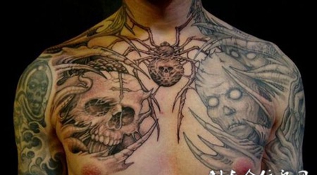 胸前的骷髅蜘蛛纹身图案