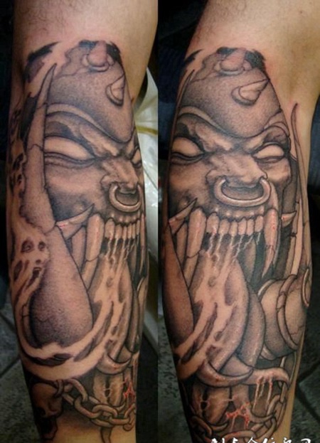 小臂尖牙恶魔纹身图案