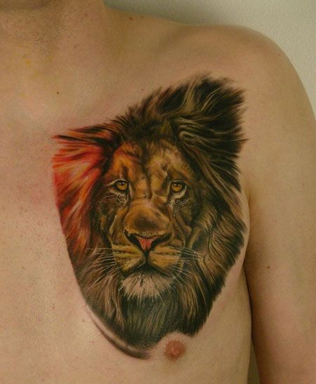 胸部凶猛的狮子头纹身图案