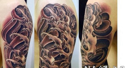 大臂上的浪花纹身图案