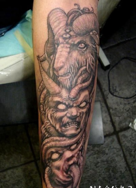 小腿上的组合恶魔纹身图案