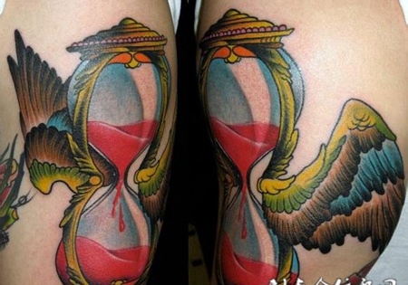 长翅膀的沙漏大臂纹身图案