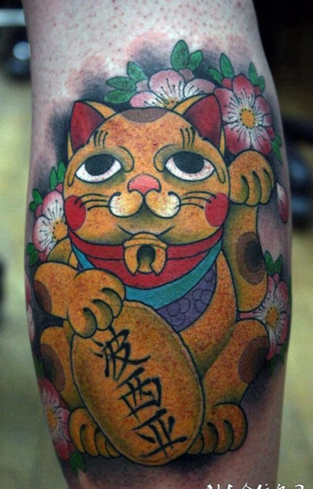 小臂上的招财猫纹身图案